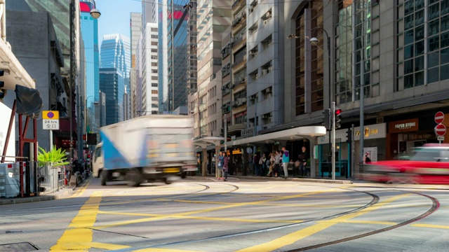 慢镜头:香港市中心上环西市场海鲜干及食补街的行人及交通背景视频素材