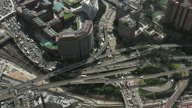 航拍香港高速公路交通堵塞的城市景象视频素材