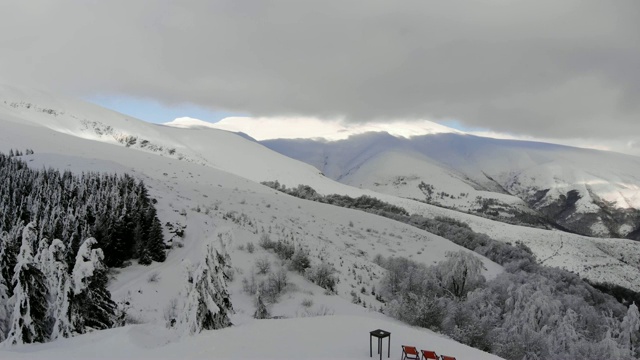 无人机拍摄的雪山视频素材