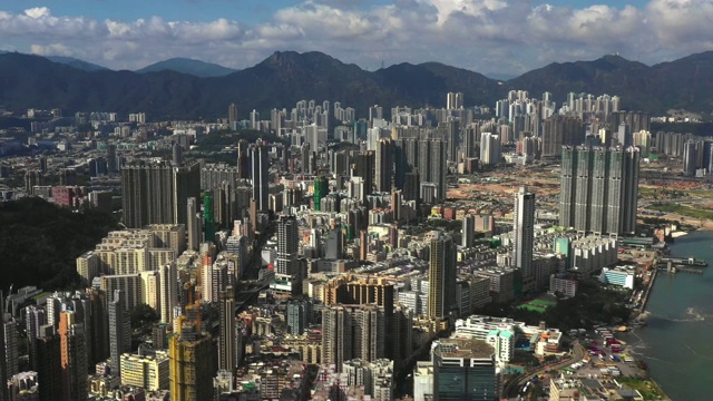 飞越香港维多利亚港中部的黎明中日出晨景，4k视频视频素材