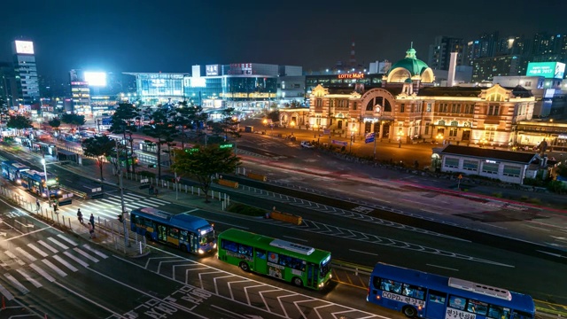 在韩国首尔市首尔站前的道路上，一段时间的汽车交通视频素材