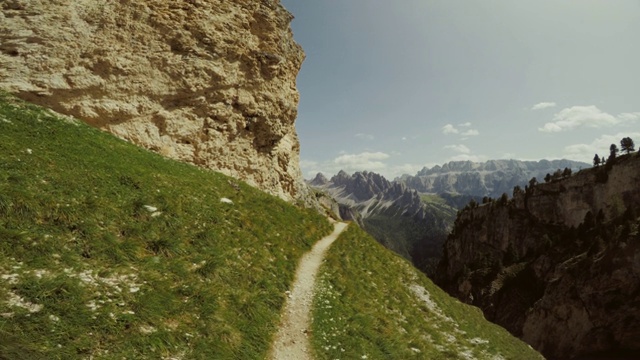 一个男人在高山上徒步旅行的冒险视频素材