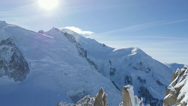 从法国chamonix的aiguille du MIDI峰，一览欧洲阿尔卑斯山美景视频素材