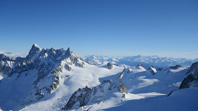 从法国chamonix的aiguille du MIDI峰，一览欧洲阿尔卑斯山美景视频素材