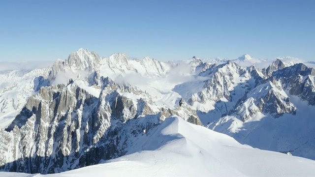 从法国chamonix的aiguille du MIDI峰，一览欧洲阿尔卑斯山美景视频素材