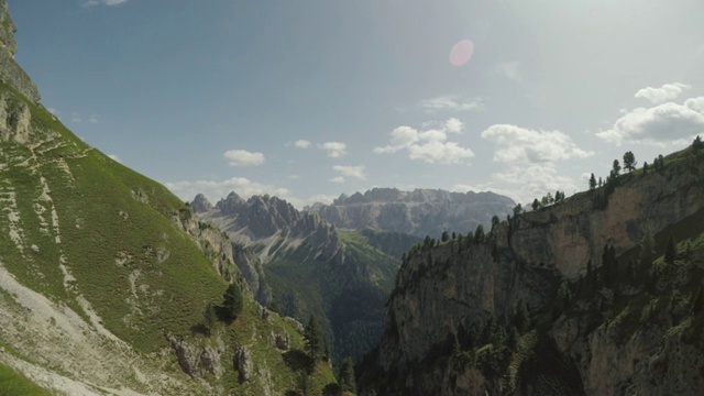 一个男人在高山上徒步旅行的冒险视频素材