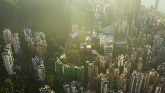 飞越香港维多利亚港中部的黎明中日出晨景，4k视频视频素材