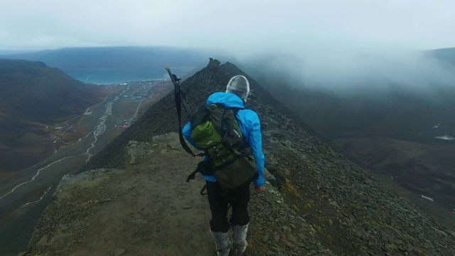 一名男子在挪威的山顶徒步旅行视频素材