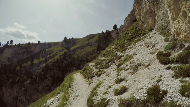 一个男人在高山上徒步旅行的冒险视频素材