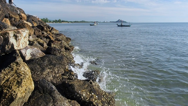 海浪冲击岩石视频素材