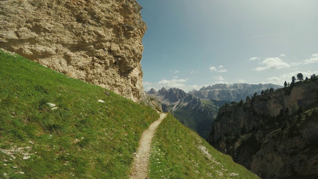 一个男人在高山上徒步旅行的冒险视频素材