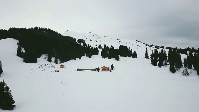 美丽的冬季空中飞行越过山脉。视频素材