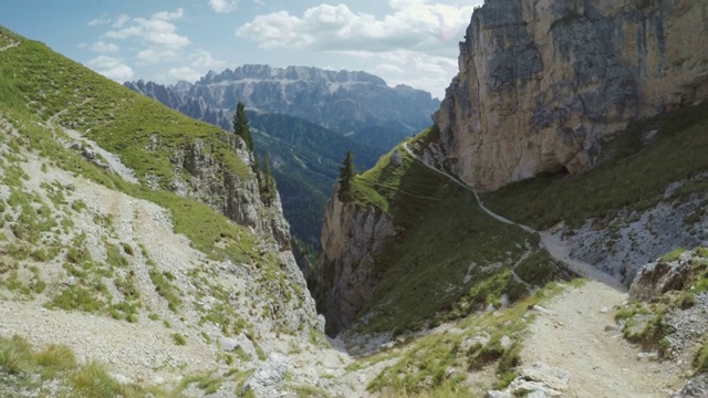 一个男人在高山上徒步旅行的冒险视频素材