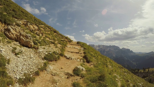 一个男人在高山上徒步旅行的冒险视频素材