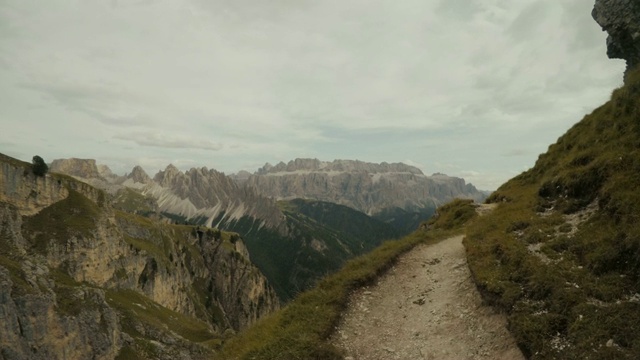 一个男人在高山上徒步旅行的冒险视频素材