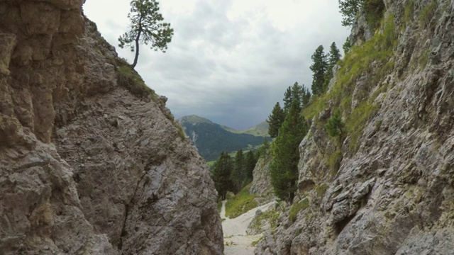 一个男人在高山上徒步旅行的冒险视频素材