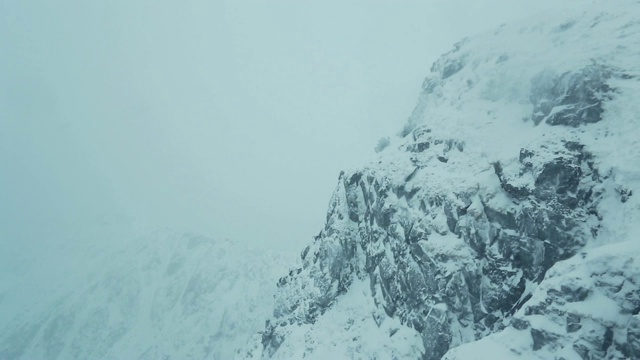 飞过山顶。视频素材