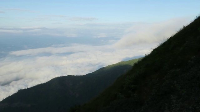 清晨从山顶眺望雾气缭绕的美景视频素材