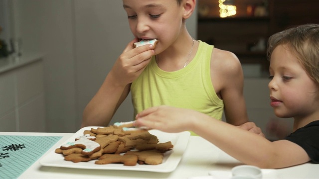 两个男孩来到厨房吃姜饼视频素材