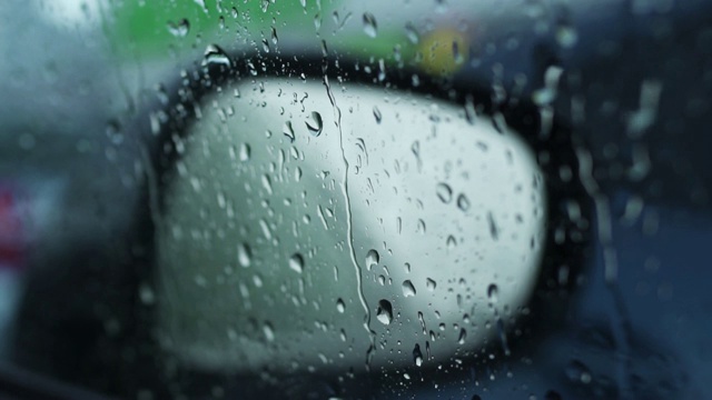 雨点落在汽车后视镜上。有选择性的重点。健美的。视频素材