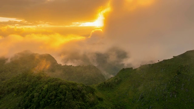 在泰国清迈的Doi Luang Chiang道上，落日和薄雾的流逝视频素材