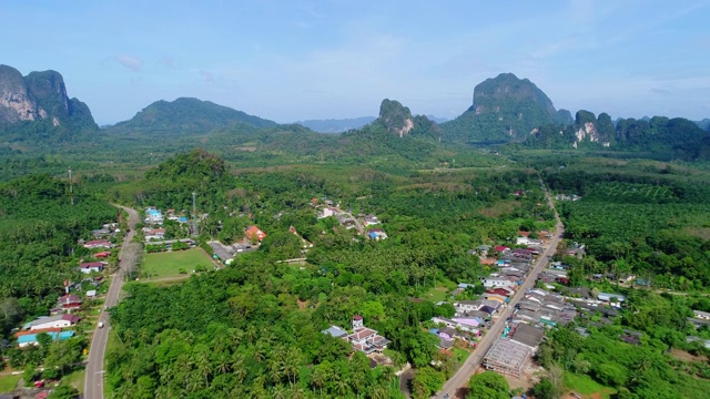 航拍甲米城在泰国美丽的风景。视频素材