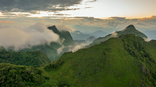 在泰国清迈的Doi Luang Chiang道上，落日和薄雾的流逝视频素材