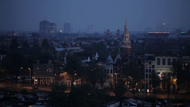 鸟瞰图城市夜景，阿姆斯特丹，荷兰视频下载