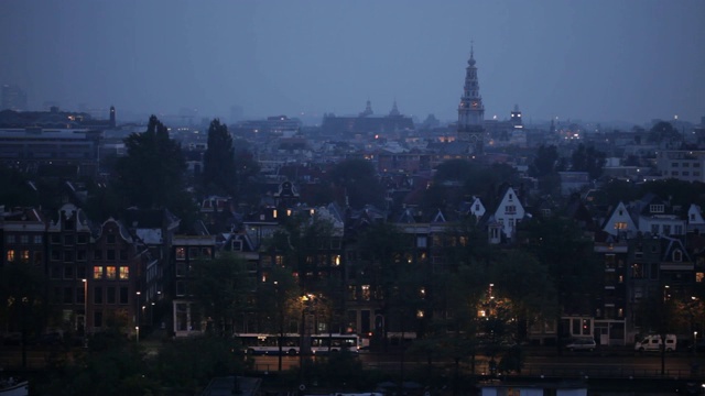 鸟瞰图城市夜景，阿姆斯特丹，荷兰视频下载