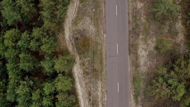 空中拍摄乡村公路上的汽车。鸟瞰图的老式黑色宝马在乡村道路上视频素材