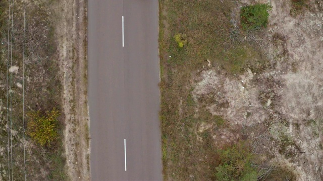 空中拍摄乡村公路上的汽车。鸟瞰图的老式黑色宝马在乡村道路上视频素材