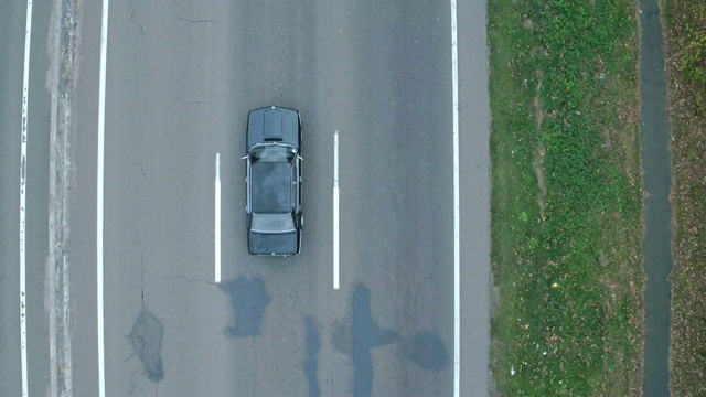 航拍高速公路上的汽车。鸟瞰图复古黑色宝马，这是在高速公路上视频素材