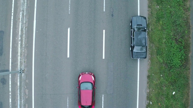 航拍高速公路上的汽车。鸟瞰图复古黑色宝马，这是在高速公路上视频下载