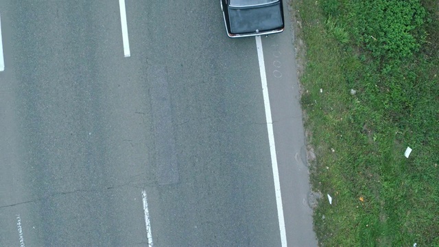 航拍高速公路上的汽车。鸟瞰图复古黑色宝马，这是在高速公路上视频下载