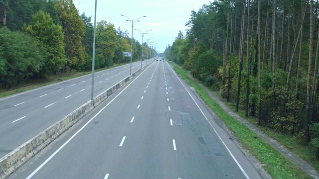 航拍高速公路上的汽车。鸟瞰图复古黑色宝马，这是在高速公路上视频素材