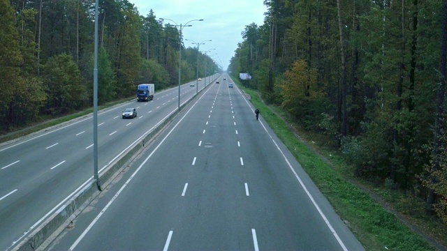 航拍高速公路上的汽车。鸟瞰图复古黑色宝马，这是在高速公路上视频素材