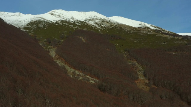 意大利一座美丽雪山的鸟瞰图。视频下载