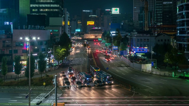 在韩国首尔，时间流逝的太阳门(南大门市场)或南大门的灯光痕迹在晚上的汽车。视频素材