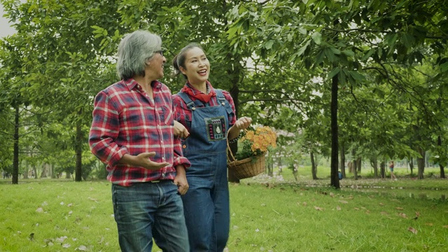 快乐的亚洲成熟夫妇放松和花时间一起在公园户外视频素材