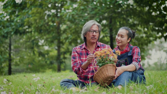 快乐的亚洲成熟夫妇放松和花时间一起在公园户外视频素材