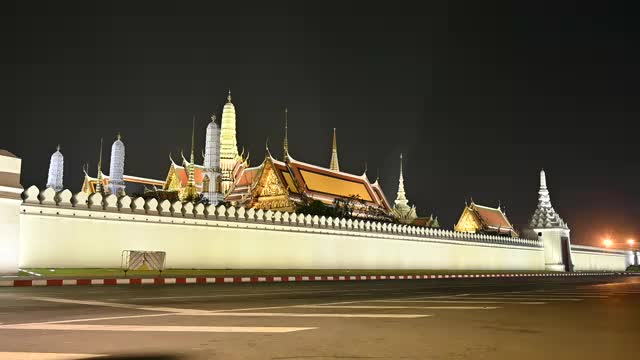 4k, wat phra kaew在晚上，汽车在寺庙周围运行视频下载