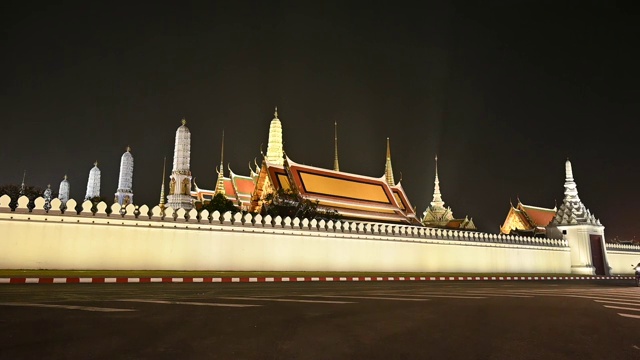 4k, wat phra kaew在晚上，汽车在寺庙周围运行视频下载