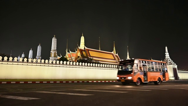 4k, wat phra kaew在晚上，汽车在寺庙周围运行视频下载