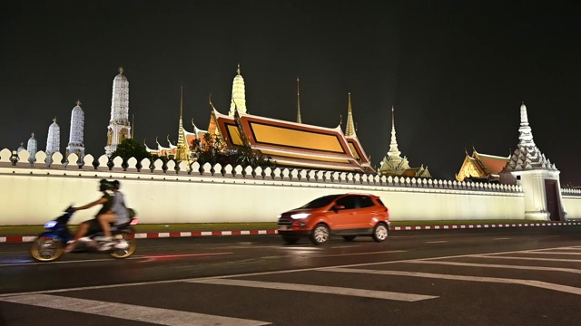 4k, wat phra kaew在晚上，汽车在寺庙周围运行视频下载