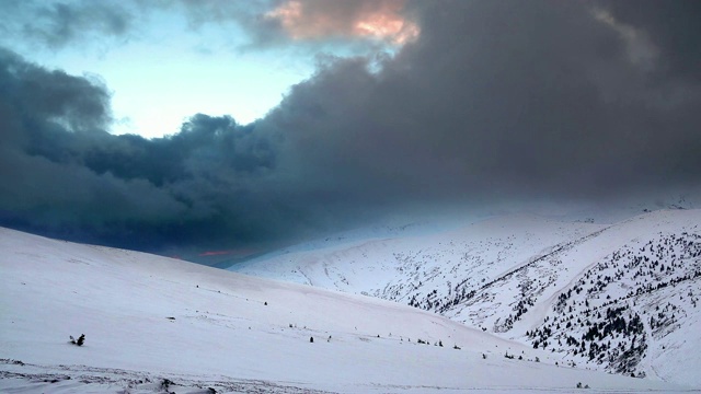 冬天山里有暴风雪视频素材