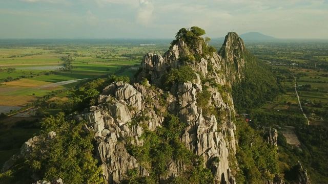 泰国石灰岩山鸟瞰图视频素材