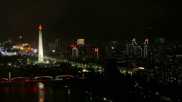 图为主体大厦和大同江区的夜景，摄于朝鲜平壤。从上面的宽镜头。视频素材