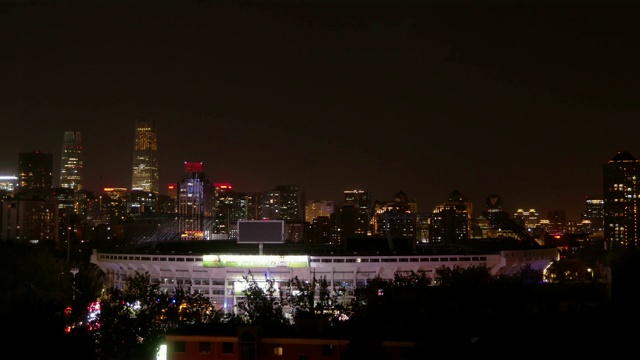 工人体育场与北京天际线的夜间延时拍摄-中景。视频素材