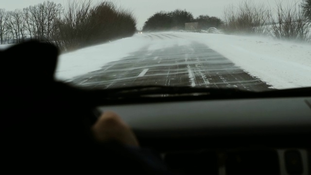 雪道路。汽车在下雪的路上行驶。视频素材