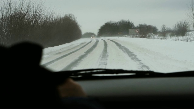 雪道路。汽车在下雪的路上行驶。视频素材